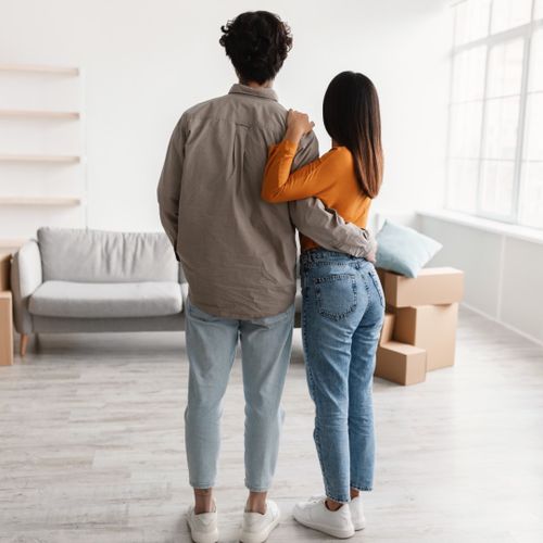Pareja recién llegada a su nuevo inmueble